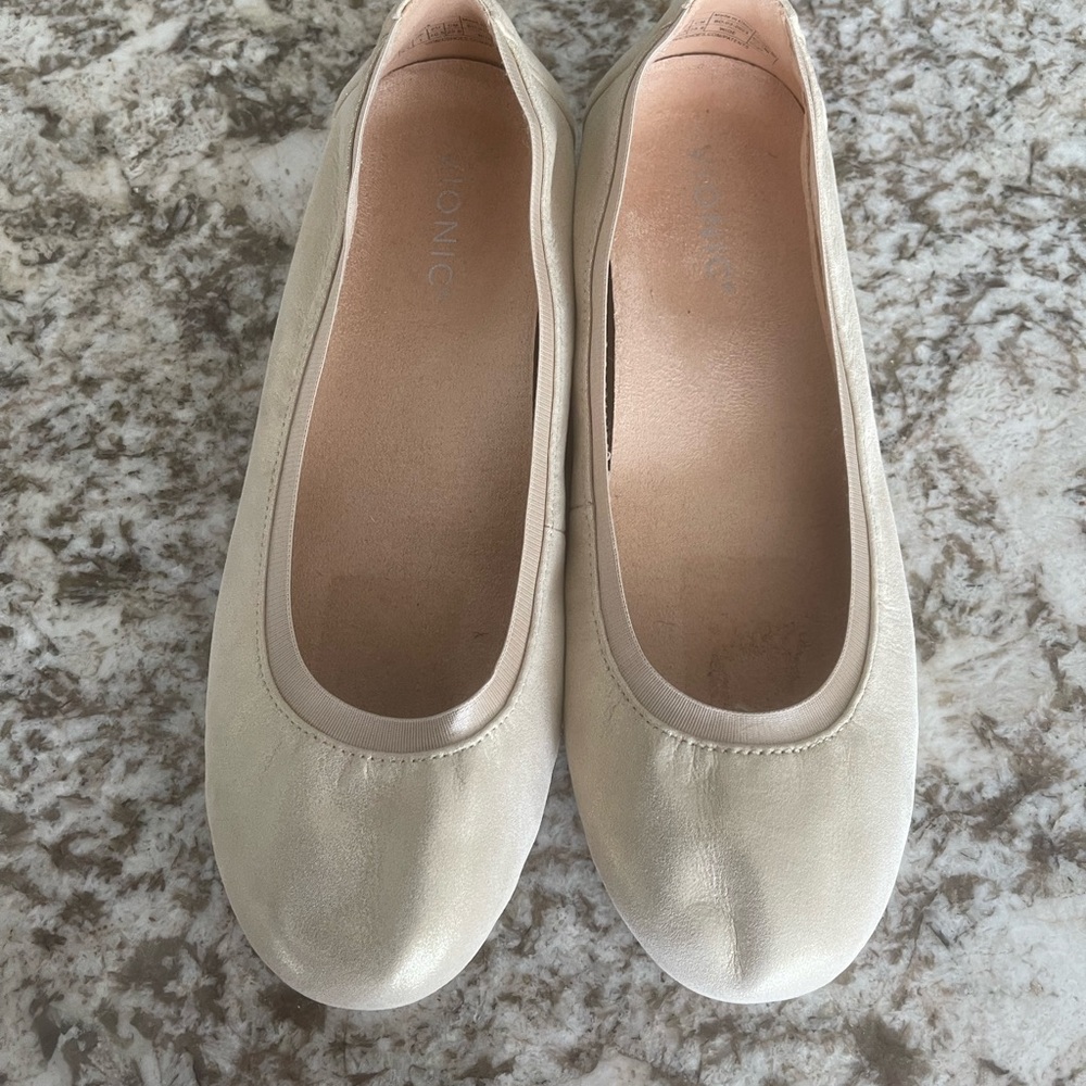 Vionic Skimmers - Anita, Tan with gold highlight 9.5W